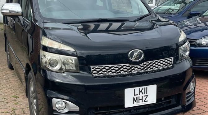 Toyota Voxy/Noah 2.0 petrol Automatic